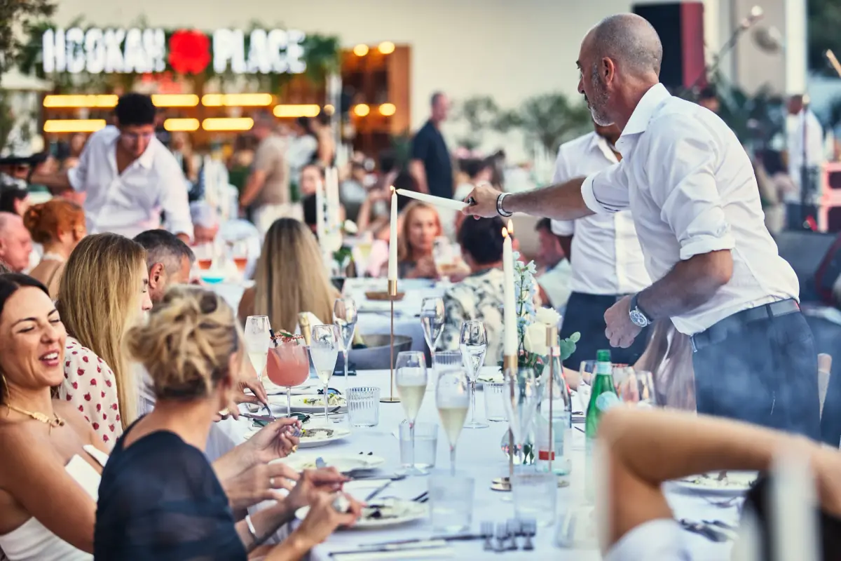 Cena de grupo en la terraza de HookahPlace Estepona