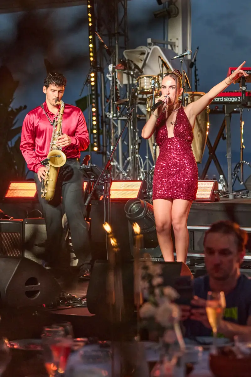 Saxofonista y cantante en directo en Estepona