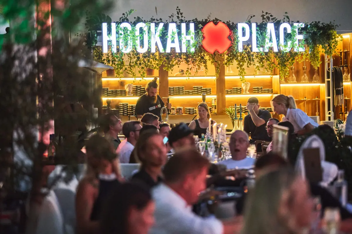 La terraza de HookahPlace Estepona por la noche